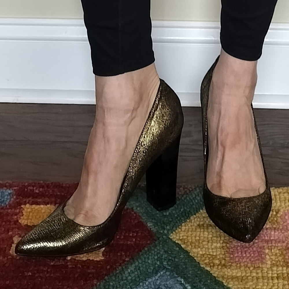 Report Signature Pointy Toe Heels In Gold Metallic Texture, 9.5